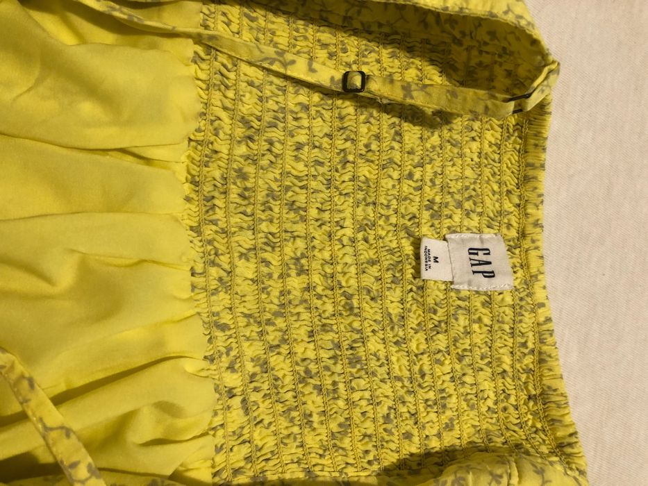 Продавам рокля с подплата р-р М за 10 лв. За София лично предаване.