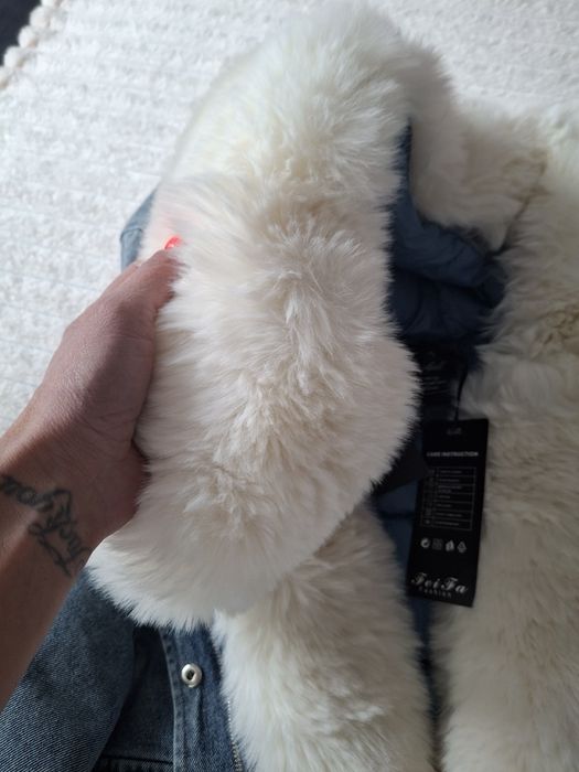Дънково яке с голям пух, по етикет L но отговаря на S/M.