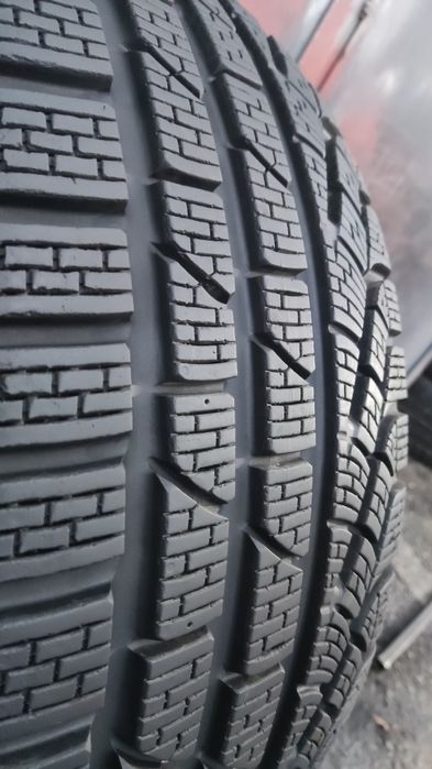 1бр. зимма гума 235/45/18 Pirelli Sotto Zero, W240 
dot22
8.5mm
Добро