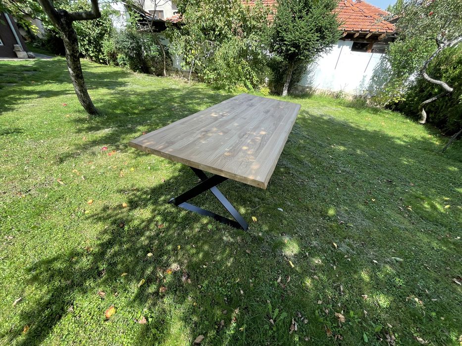 Маса от доб масив с естествен ръб