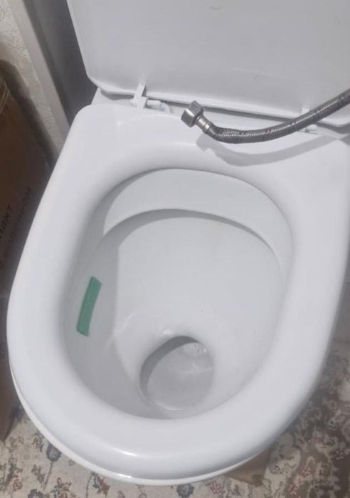 Унитаз и ванны белые