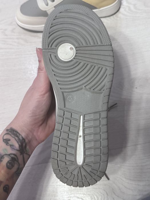 Продам кроссовки