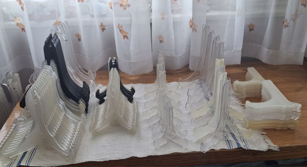 Стойки за чинии,малки картини,сувенири и др.