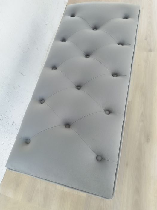 Vând bancuta din catifea gri, model cu nasturi, chesterfield