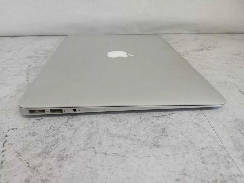 Macbook Air 13" i5, 4 GB Ram, SSD 256 GB, taste luminate