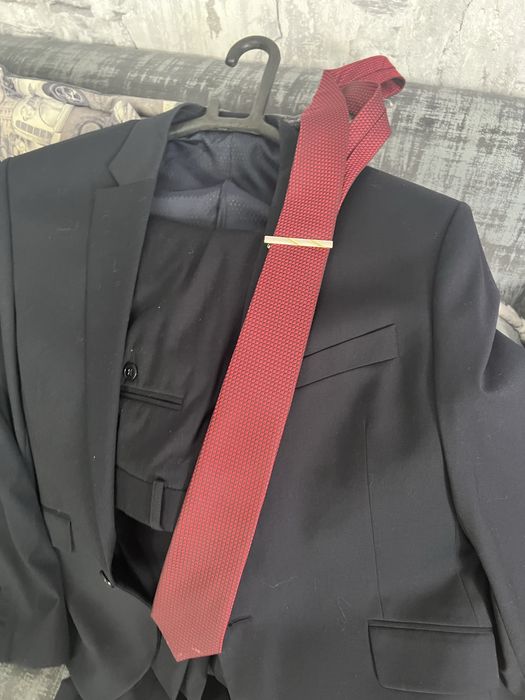 За все пять тысяч костюм рубашки