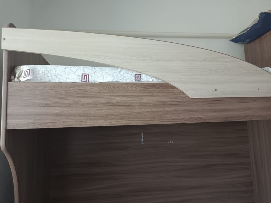 Продается двухярустная кровать с матрасом и манеж