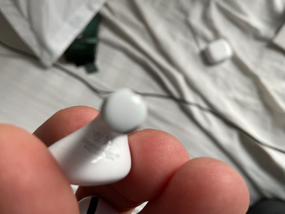Airpods 4 with active noise cancellation