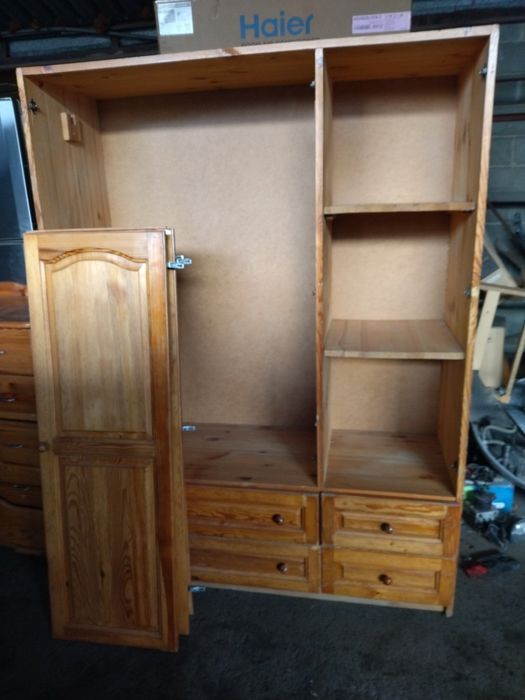 Трикрилен гардероб масивно дърво и скрин