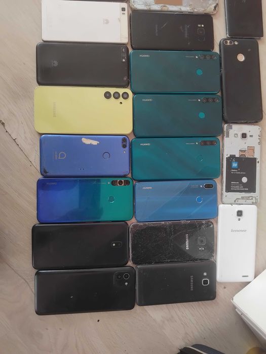 Телефони за части