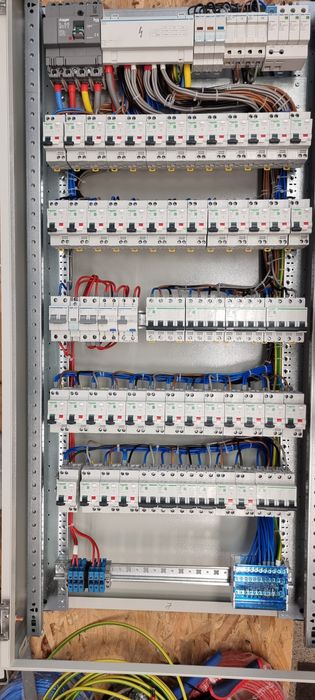 Electrician calificat ,execut montaj Sisteme electrice și fotovoltaice