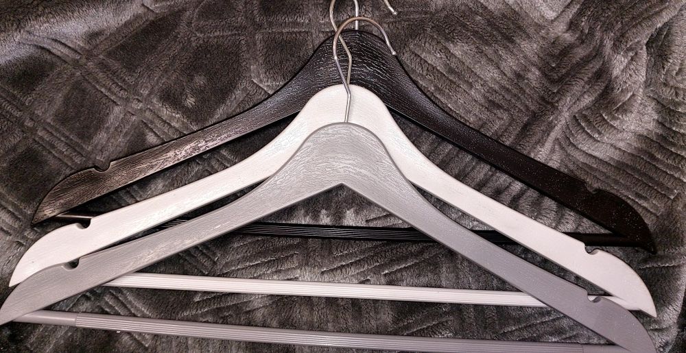 Вешалки крепкие пластик