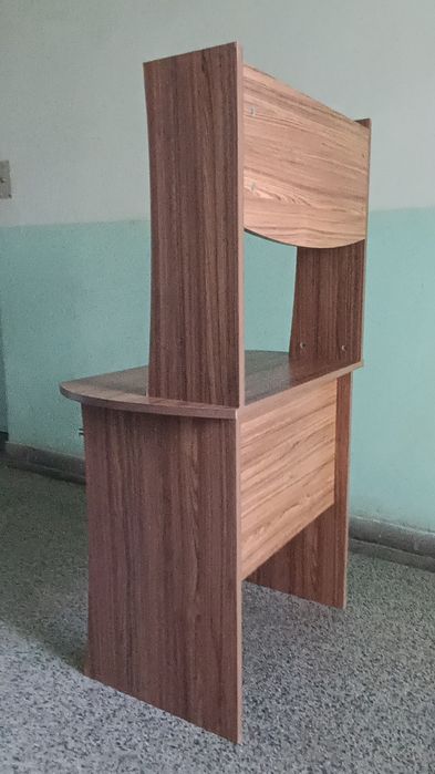 Бюро с надстройка