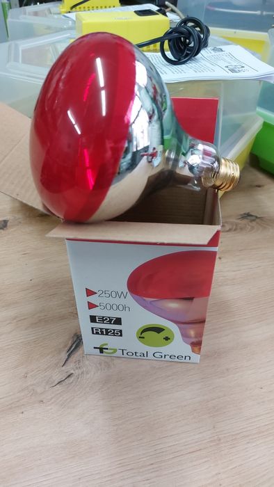 Инфра лампа за отопление на малки птици