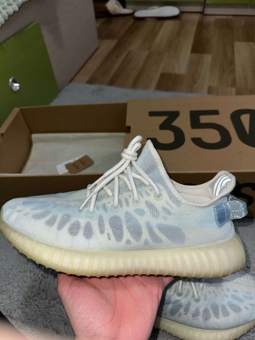 Yeezy 350V2 Mono Ice marimea 42 2/3