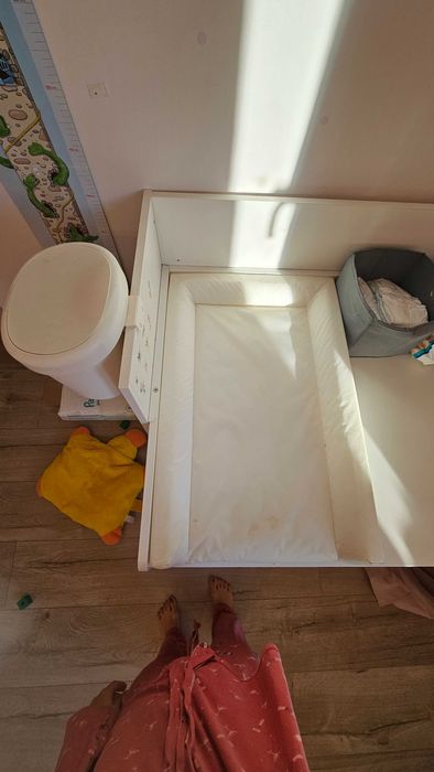 Vând măsuță de înfășat Ikea