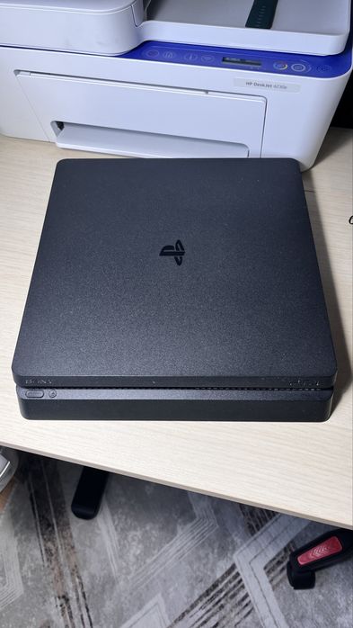 Vand playstation 4     500GB + 2 controlere + 15 jocuri + volan PXN V9 (270* sau 900*),3 pedale + schimbator inclus