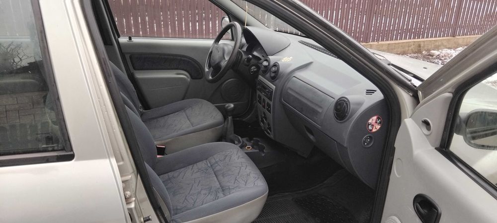 Dacia. Logan. Benzină.