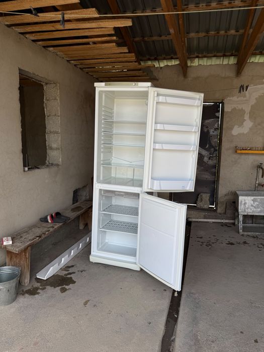 Холодильник Indesit (работает идеально)