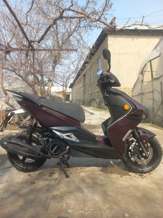 Benzinli Skuter sotiladi