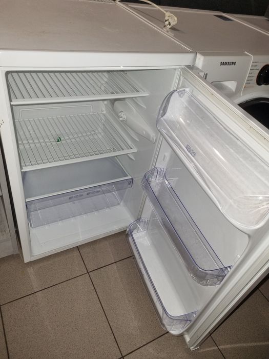 Малък хладилник Zanussi