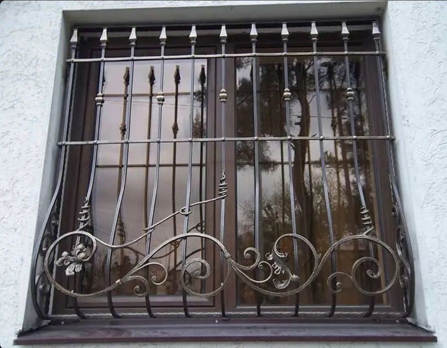 Сварщик решетки.