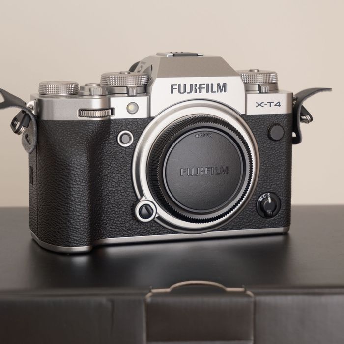 Fujifilm X-T4 Body, Silver, ca nou (900 cadre)