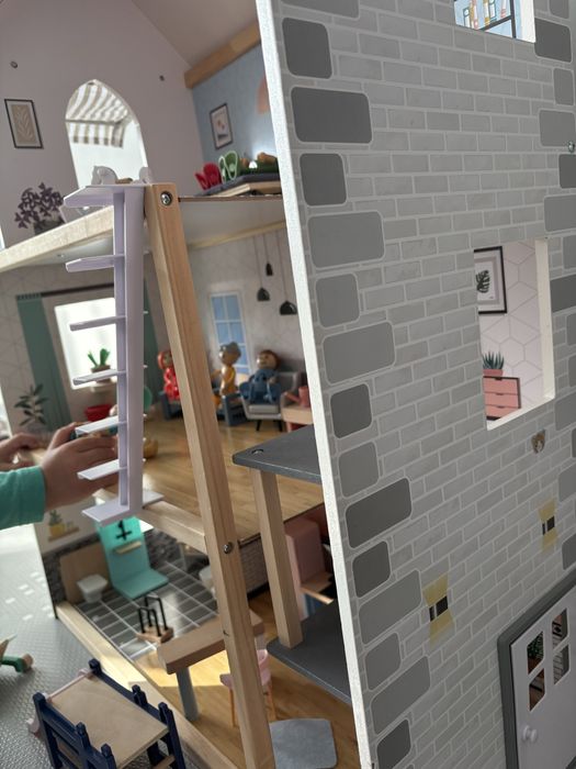 Дървена къща за кукли