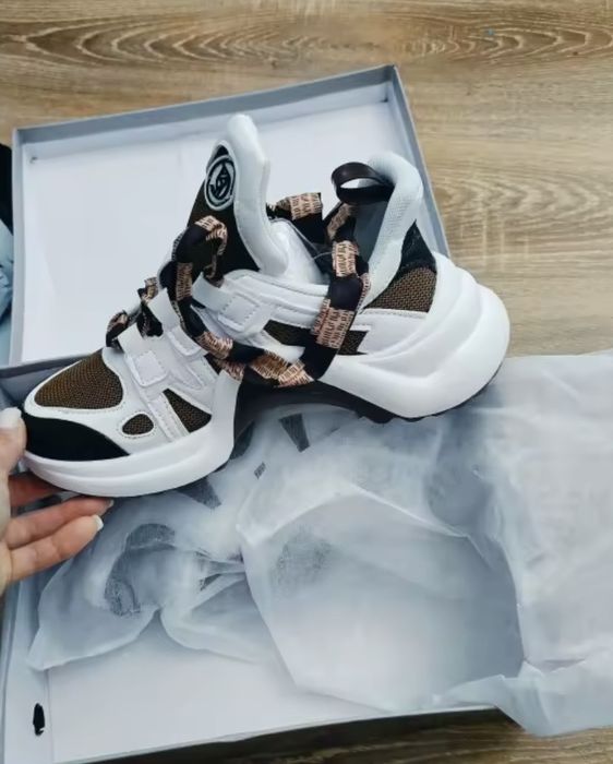 Sneackers inspirati din Louise Vuitton