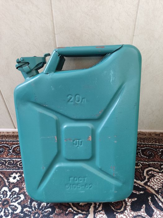 Продам канистру для бензина 20 литров