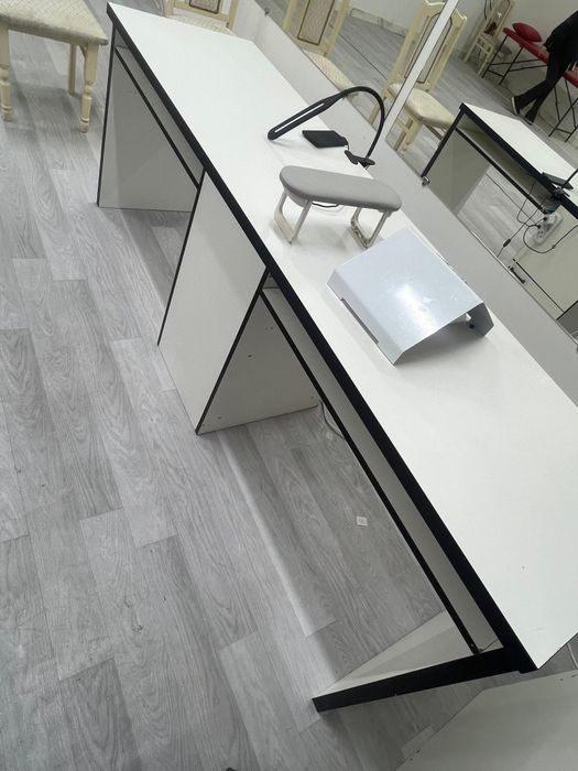 Стол стулья кушетка