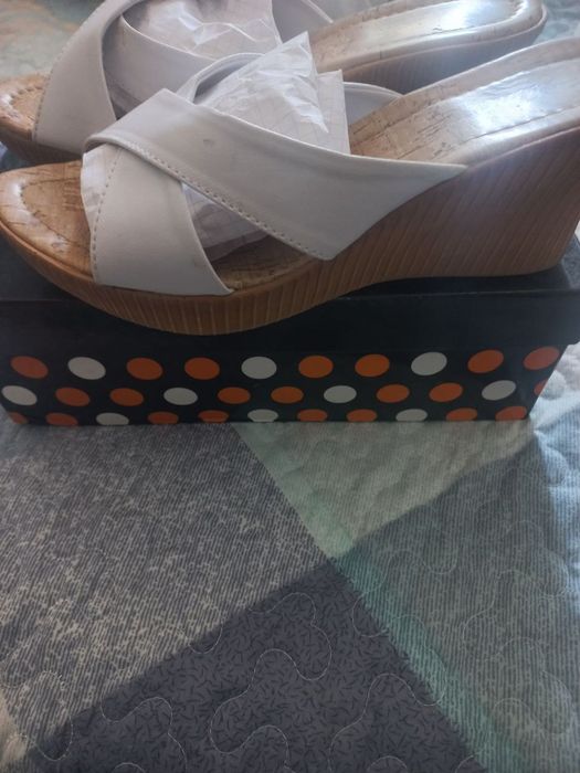 Продаются шлепки на платформе.