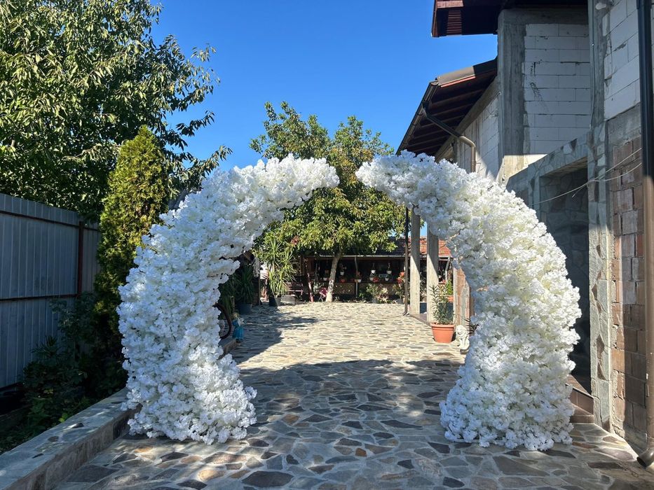 Inchiriez aranjamente florale arcada, stalpisori, panou foto