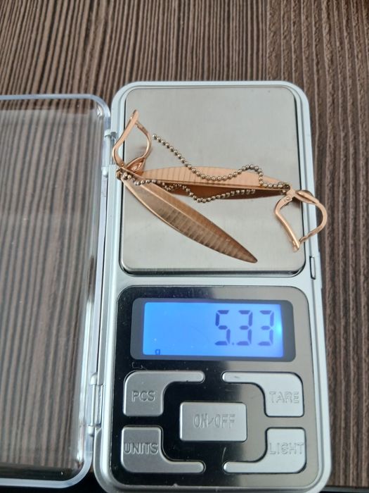 Продам золотые серьги