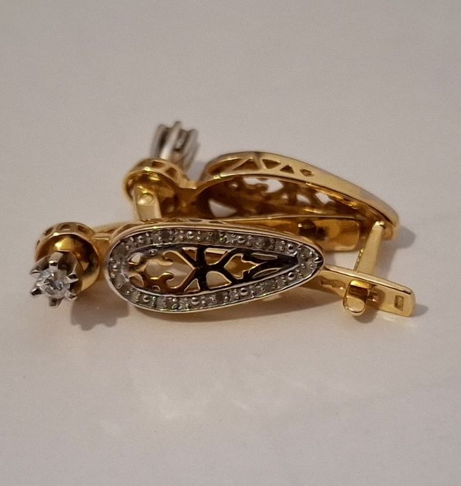 Продам золотые серьги с бриллиантами