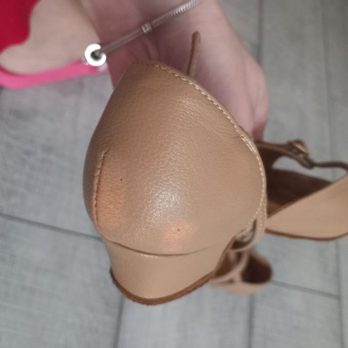 Vand  pantofi speciali pentru dans