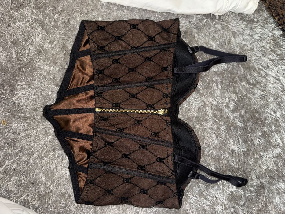 Бели къси гащи и корсет