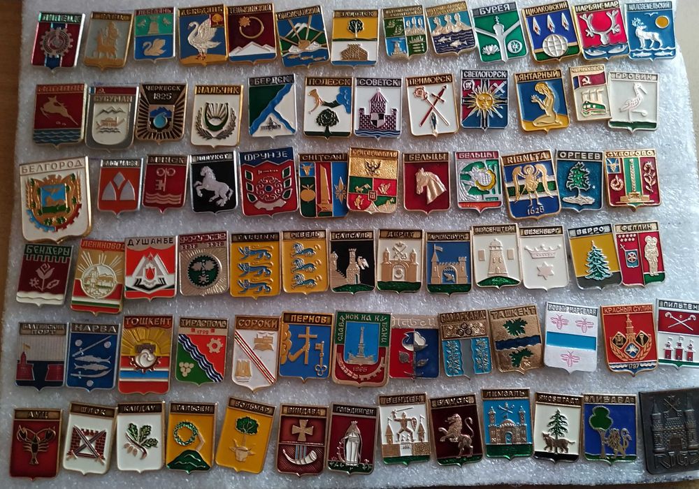 Продам коллекцию значков "Гербы городов"