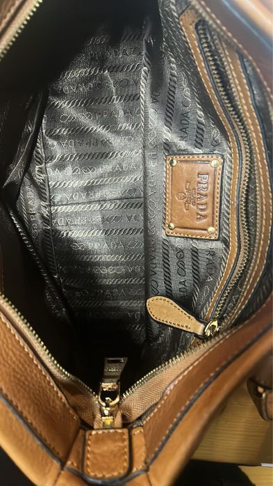 Оригинална чанта Prada Vitello Daino Leather Shoulder Bag (Кафяв / Карамел)