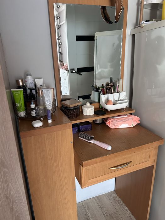 Продам шкаф, зеркало, две тумбочки.