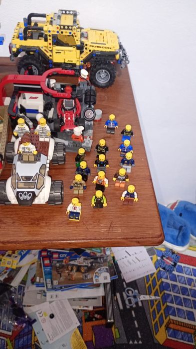 Vând 100 omuleți lego se pot da și separat