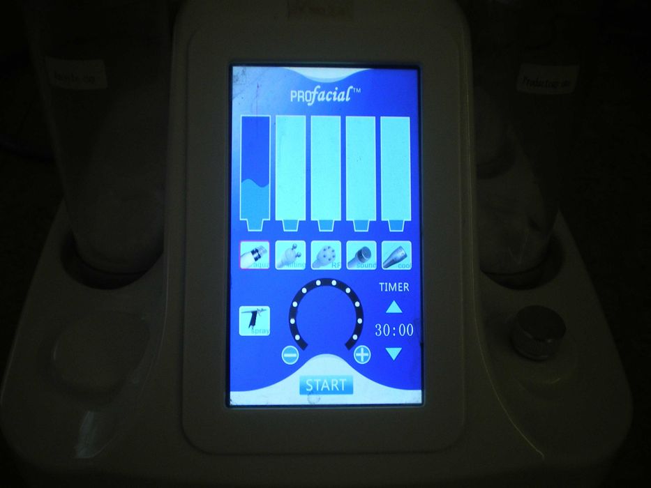 Продавам машина за водно дермабразио, подходяща за начинаещта козметик