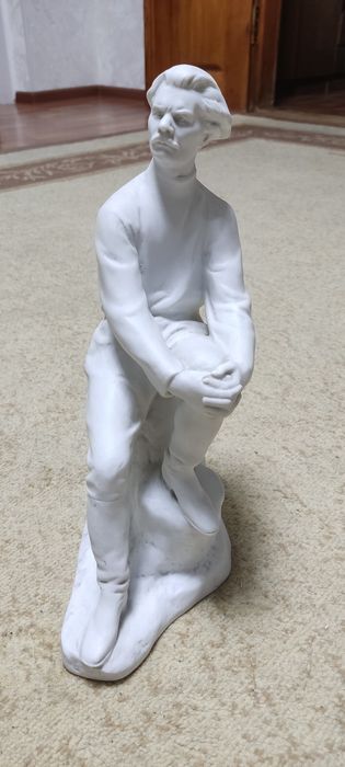 Фарфоровая статуэтка