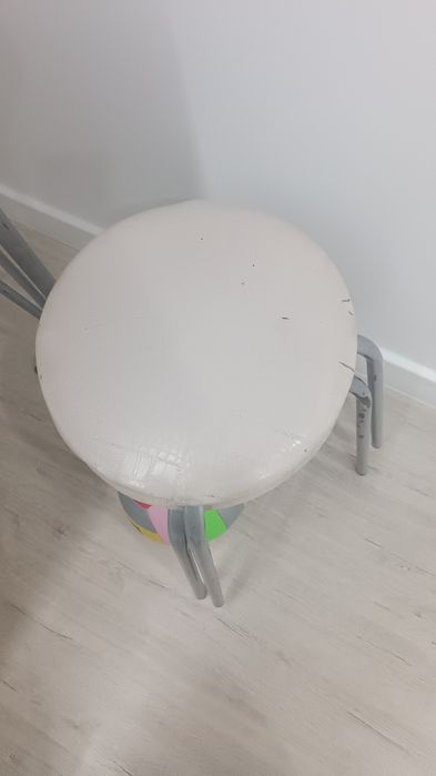 Куханный стол и стулья