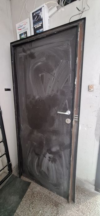 Входна блиндирана врата