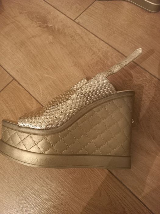 Продам сандали на танкетке