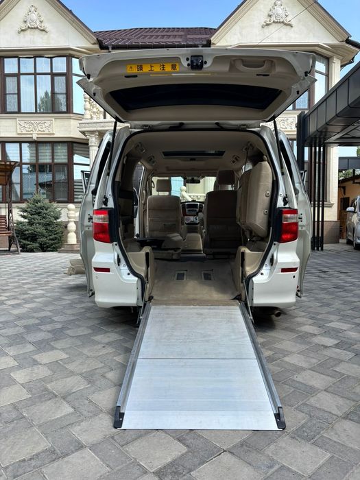 Toyota Alphard в идеальном состоянии.