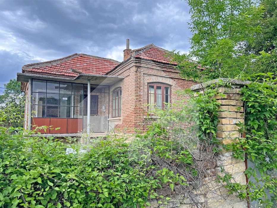 Продава тухлена селска къща в ЕКО село Беджене, община Нови пазар.