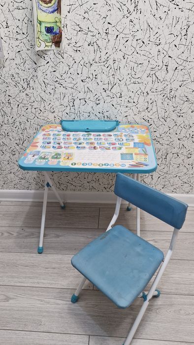 Продам детскую парту со стулом