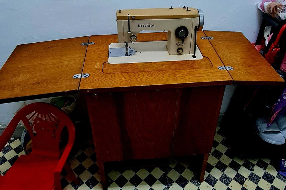 Vand mașină de cusut veche veronica stare foarte bună negociabil